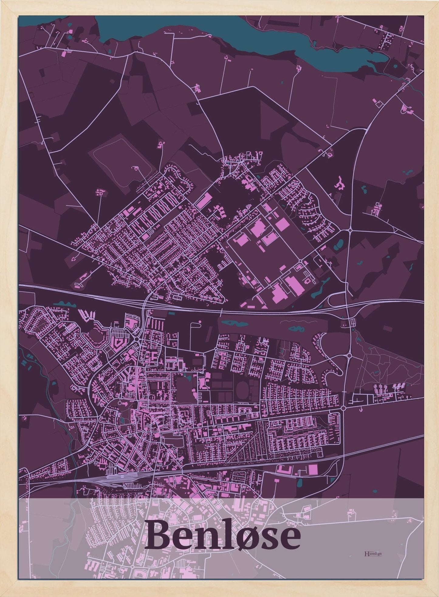 Benløse plakat i farve mørk rød og HjemEgn.dk design firkantet. Design bykort for Benløse