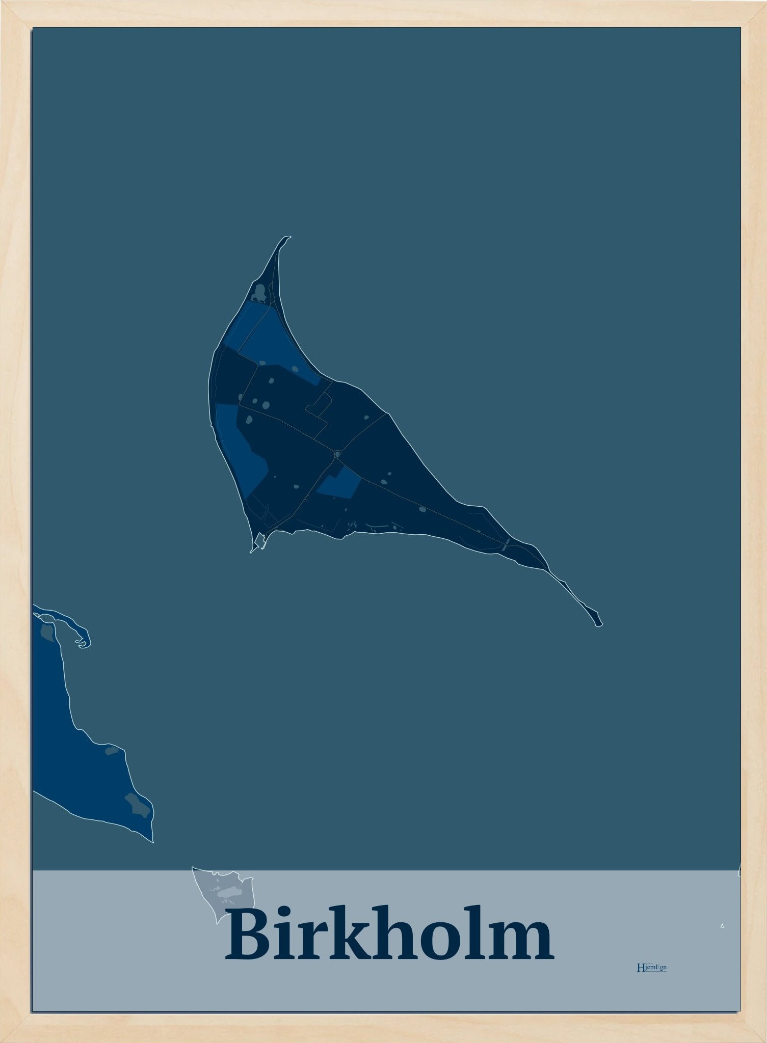Birkholm plakat i farve mørk blå og HjemEgn.dk design firkantet. Design ø-kort for Birkholm