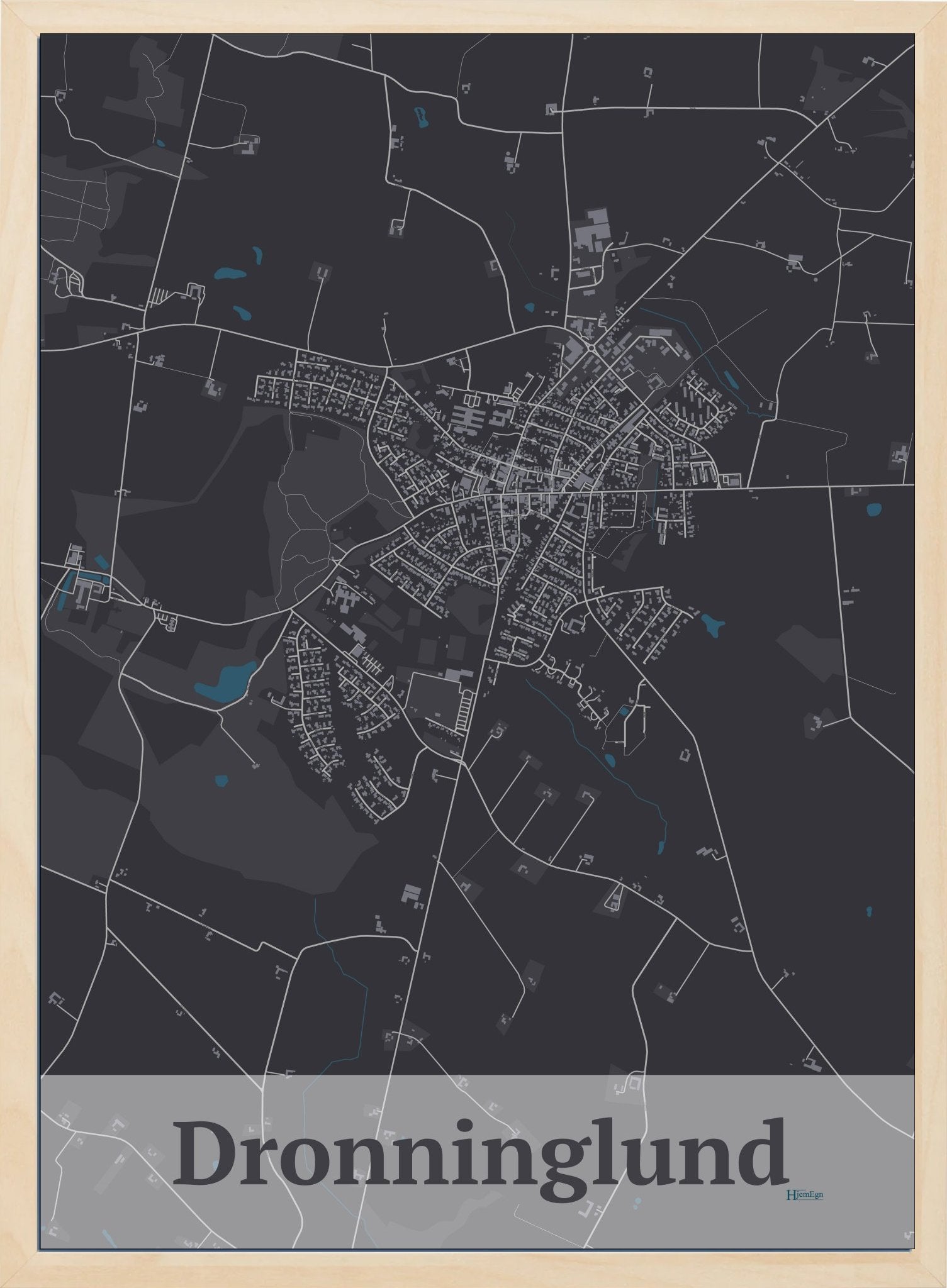 Dronninglund plakat i farve mørk brun og HjemEgn.dk design firkantet. Design bykort for Dronninglund