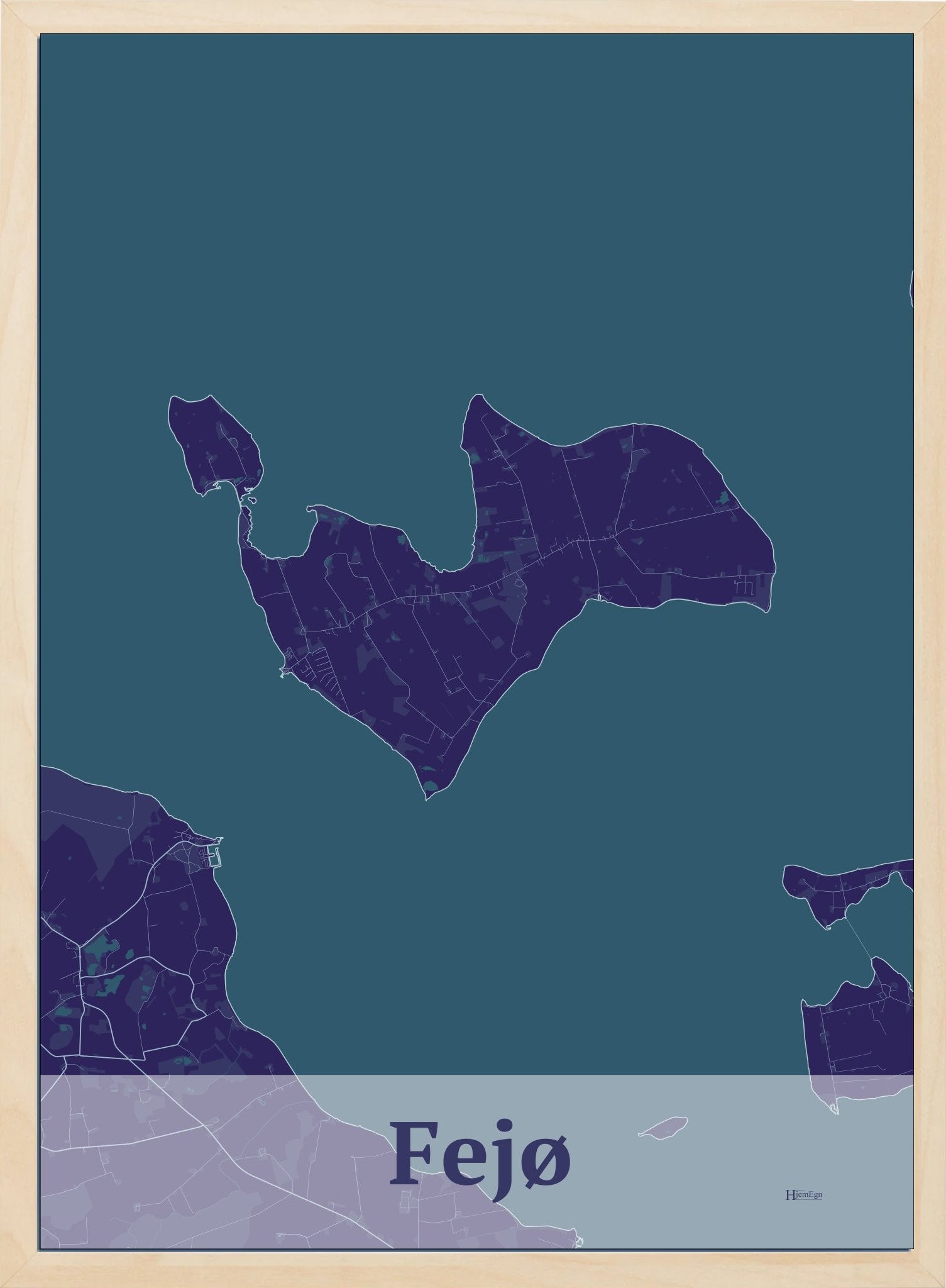 Fejø plakat i farve mørk lilla og HjemEgn.dk design firkantet. Design ø-kort for Fejø