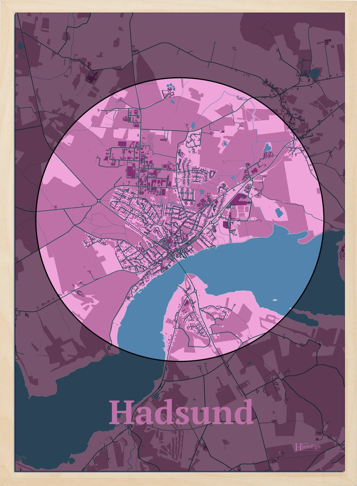 Hadsund plakat i farve pastel rød og HjemEgn.dk design centrum. Design bykort for Hadsund