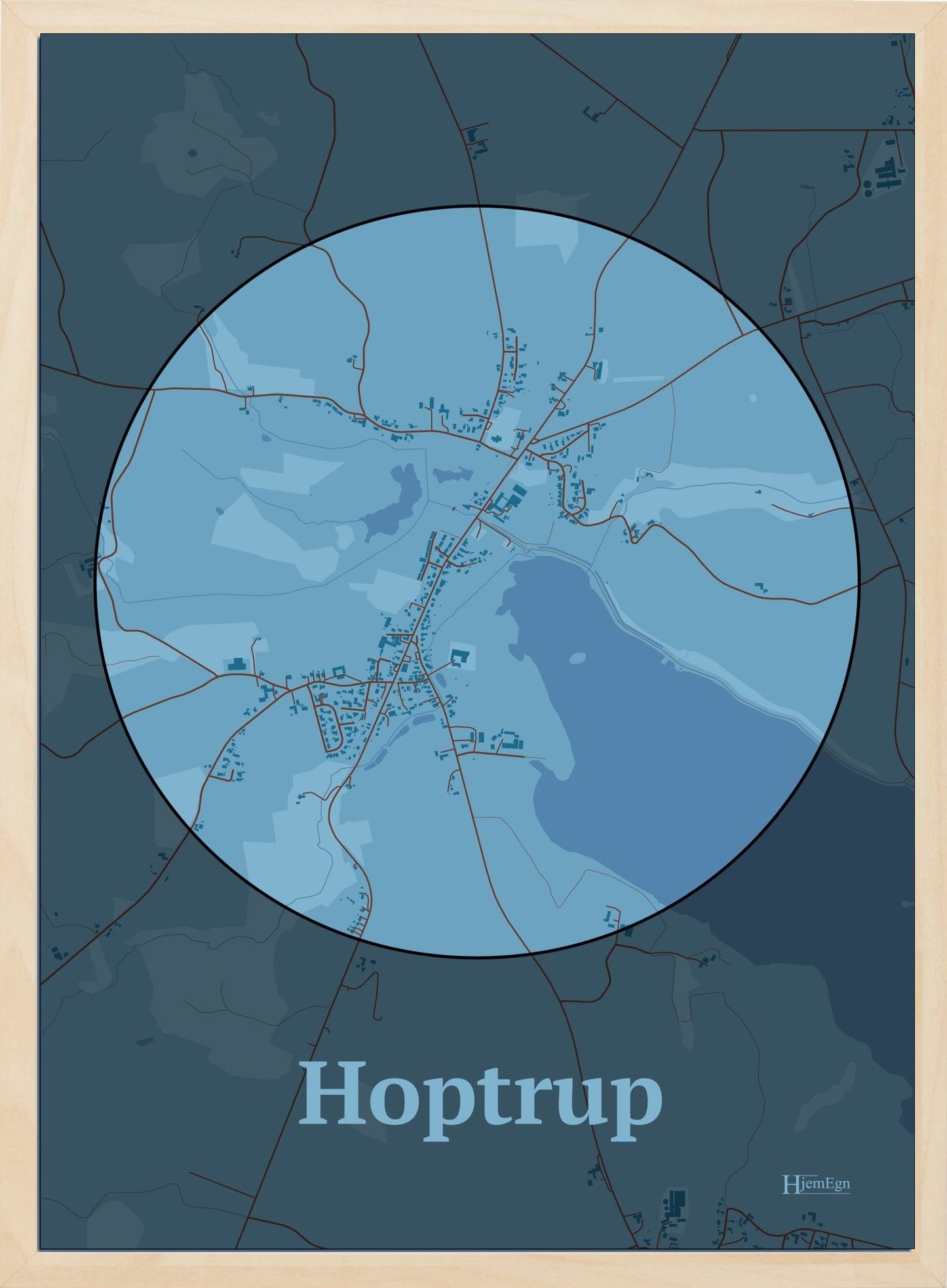 Hoptrup plakat i farve pastel blå og HjemEgn.dk design centrum. Design bykort for Hoptrup