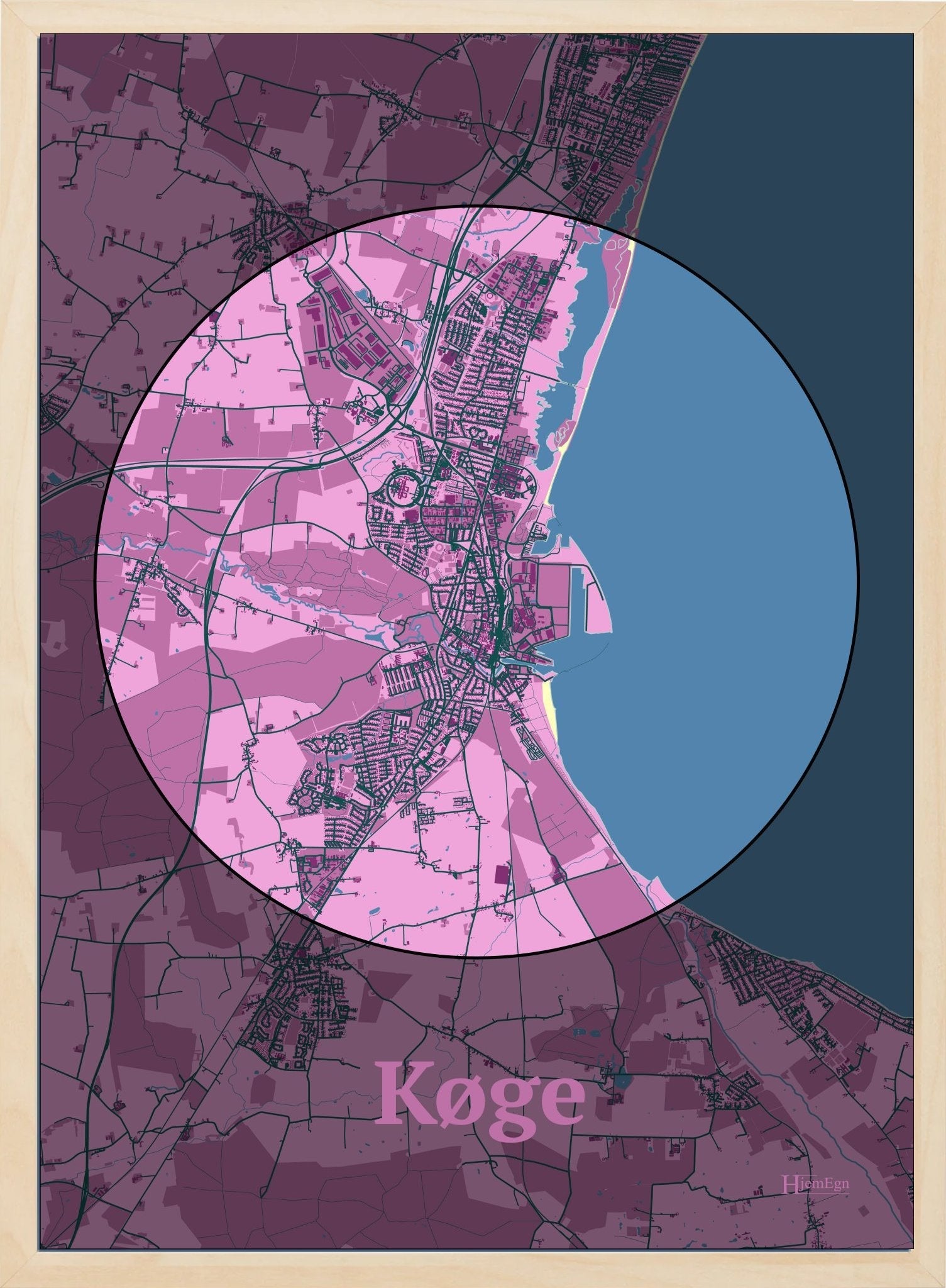 Køge plakat i farve pastel rød og HjemEgn.dk design centrum. Design bykort for Køge