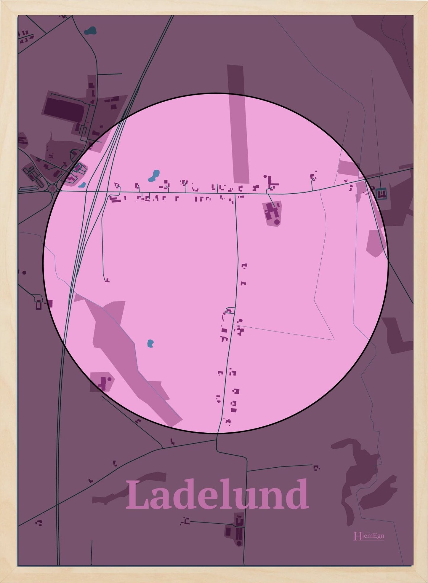 Ladelund plakat i farve pastel rød og HjemEgn.dk design centrum. Design bykort for Ladelund