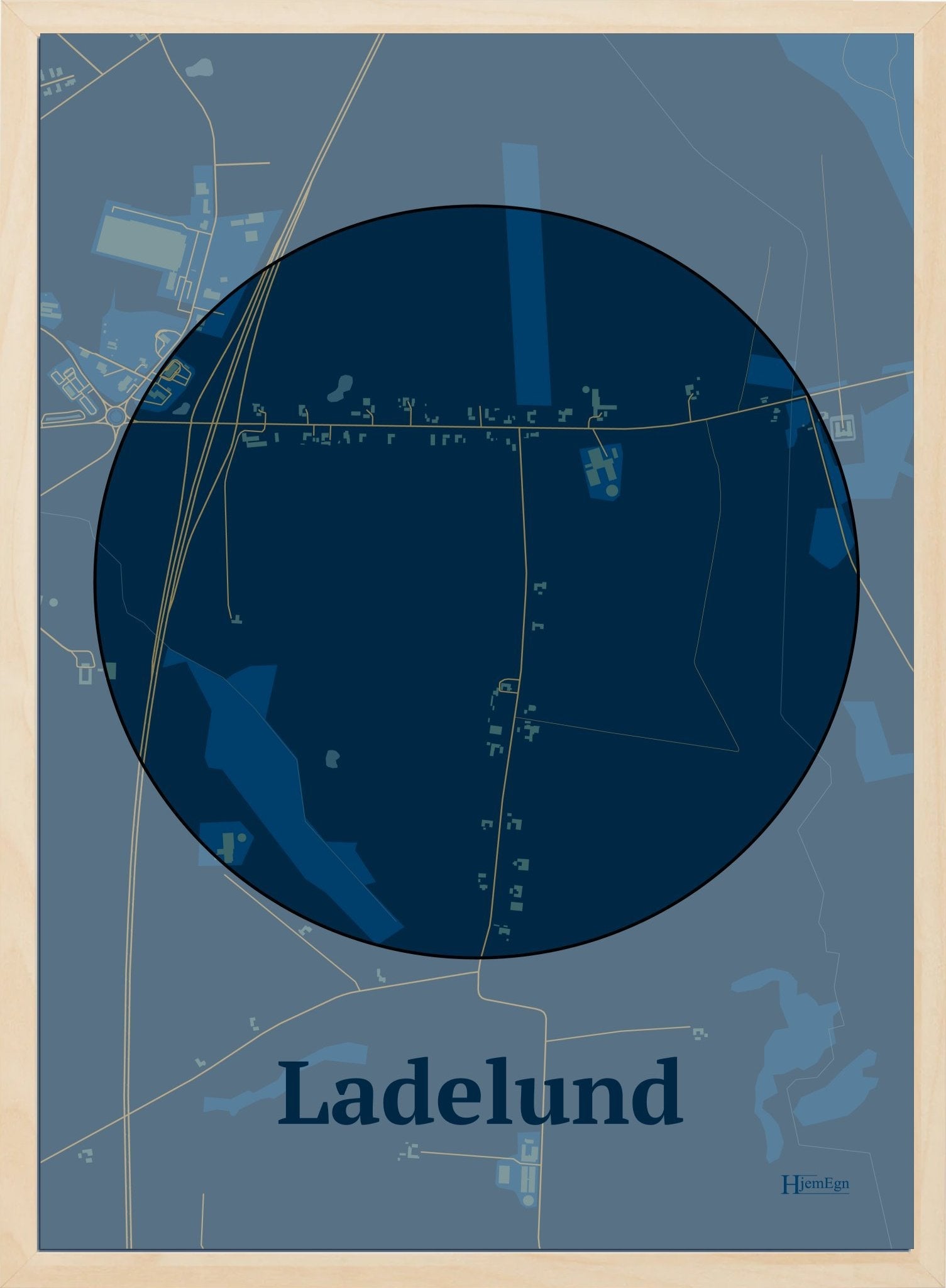Ladelund plakat i farve mørk blå og HjemEgn.dk design centrum. Design bykort for Ladelund