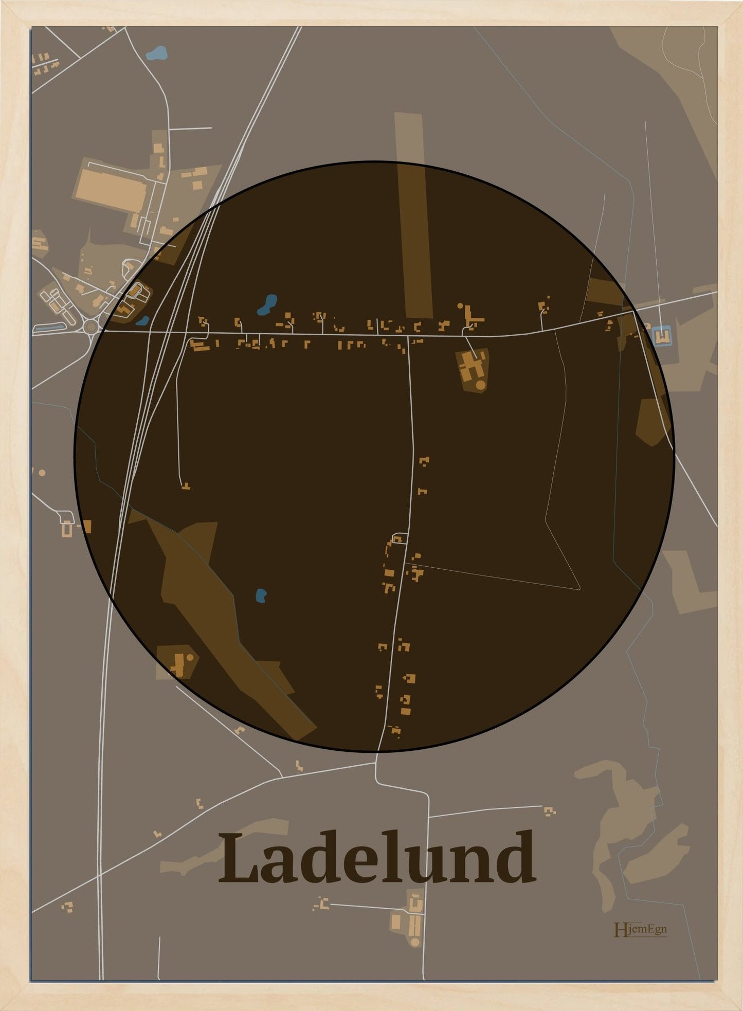 Ladelund plakat i farve mørk brun og HjemEgn.dk design centrum. Design bykort for Ladelund