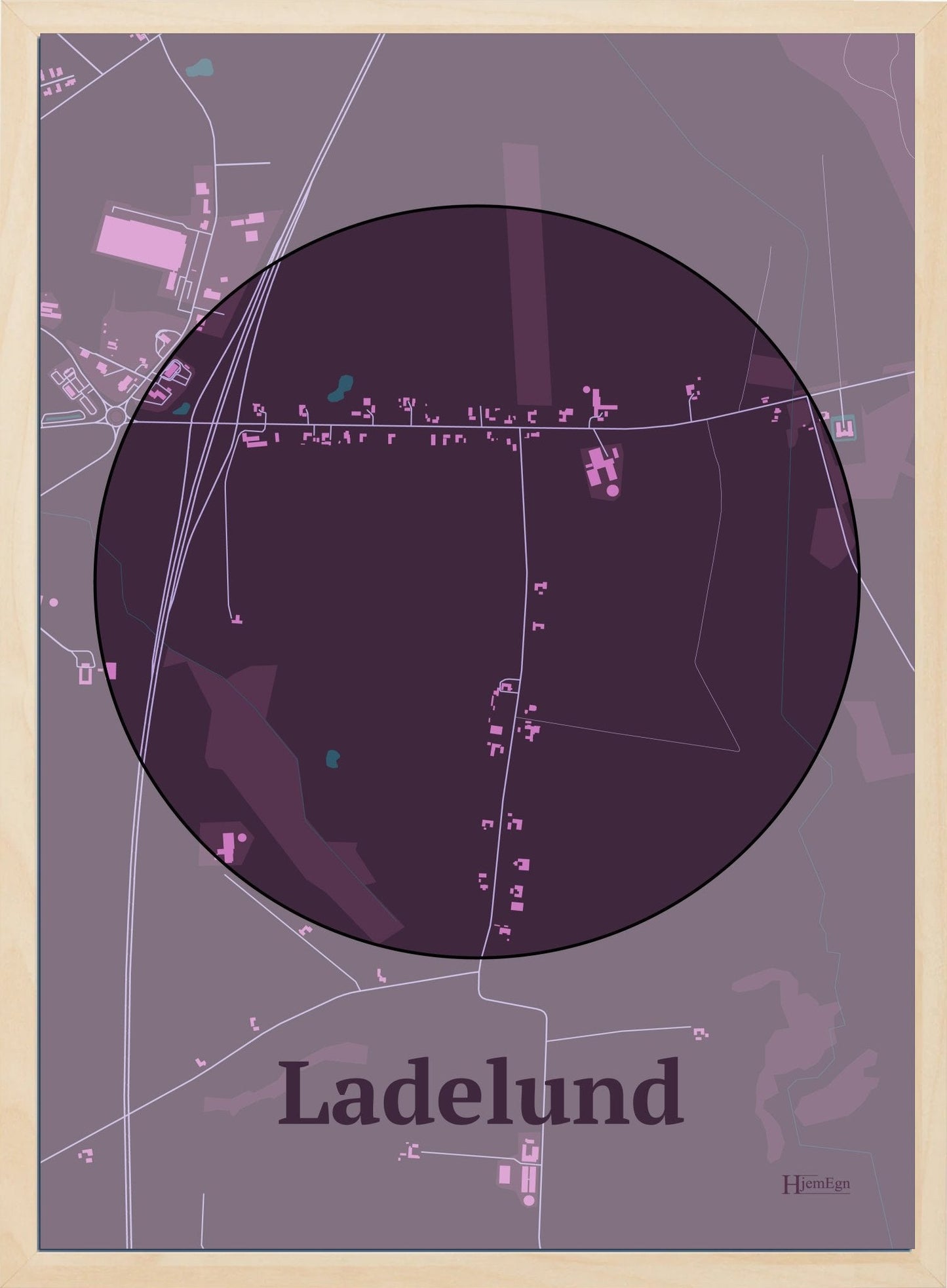 Ladelund plakat i farve mørk rød og HjemEgn.dk design centrum. Design bykort for Ladelund