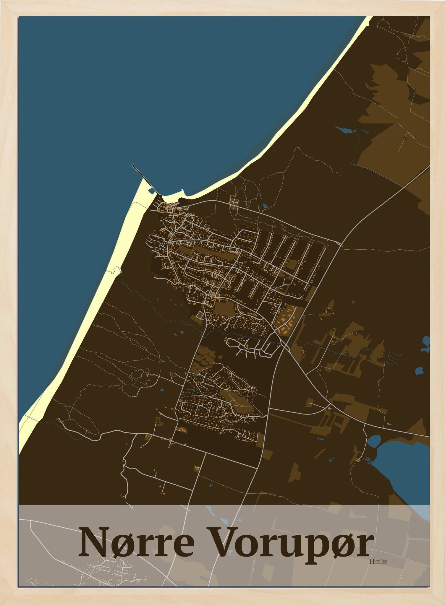 Nørre Vorupør plakat i farve mørk brun og HjemEgn.dk design firkantet. Design bykort for Nørre Vorupør