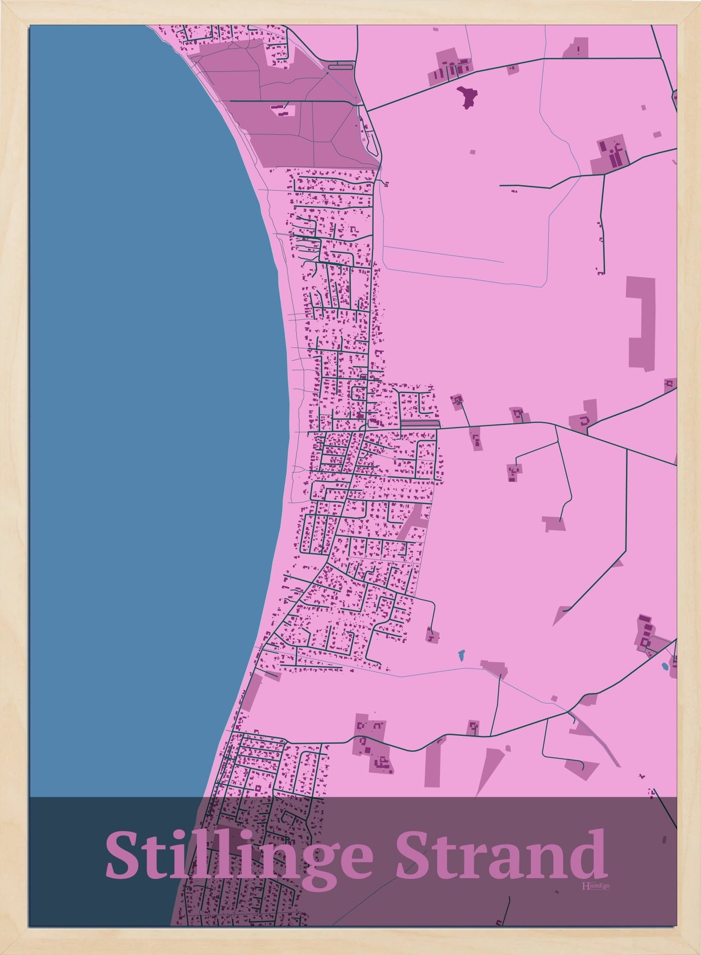 Stillinge Strand plakat i farve pastel rød og HjemEgn.dk design firkantet. Design bykort for Stillinge Strand