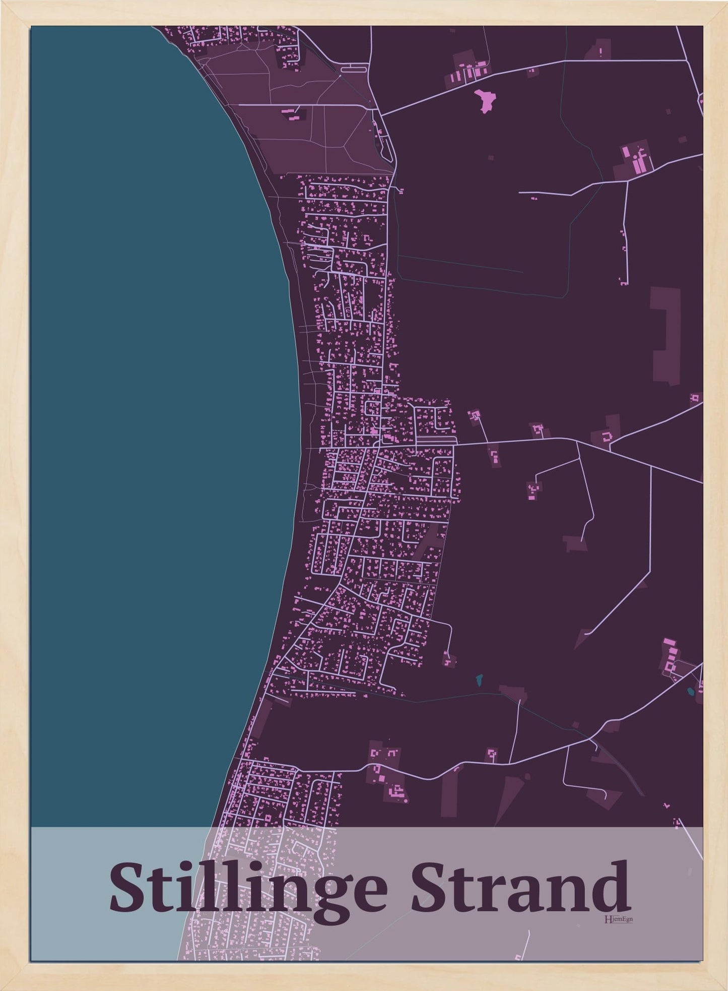 Stillinge Strand plakat i farve mørk rød og HjemEgn.dk design firkantet. Design bykort for Stillinge Strand